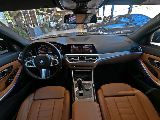 BMW-320i-2021