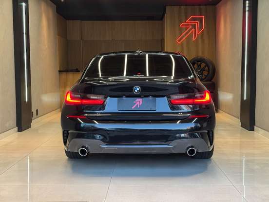 BMW-320i-2022