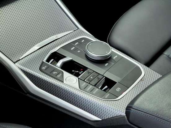 BMW-320i-2024