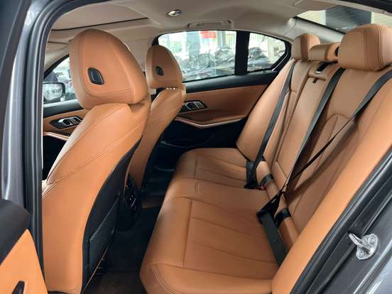 BMW-320i-2022