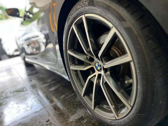 BMW-320i-2021
