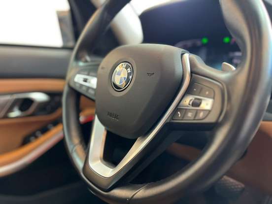 BMW-320i-2021