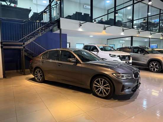 BMW-320i-2021