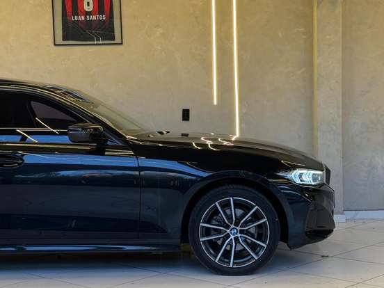 BMW-320i-2023