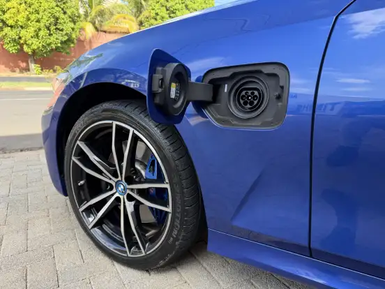 BMW-330e-2021