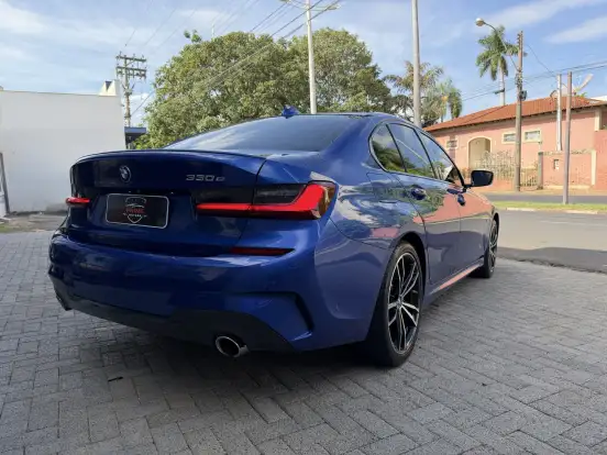 BMW-330e-2021