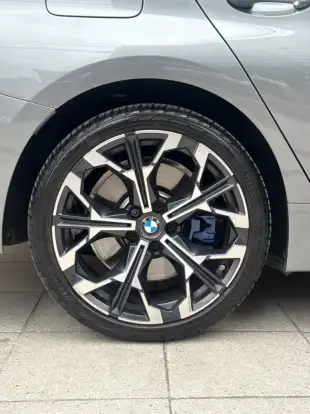 BMW-330e-2024