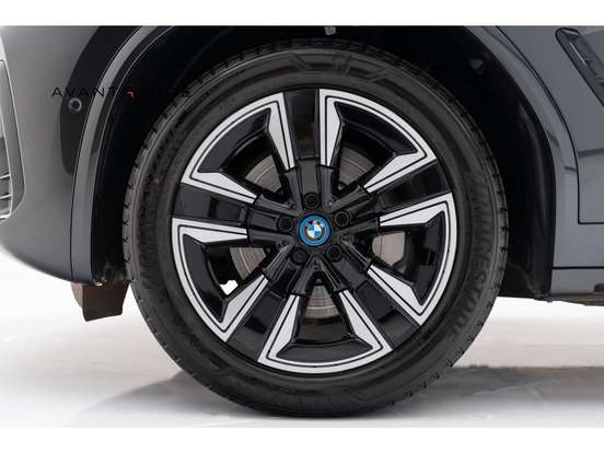 BMW-iX3-2024