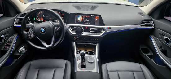 BMW-320i-2021