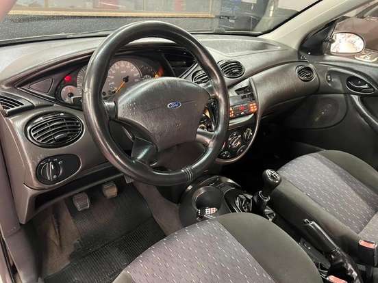 FORD-FOCUS-2004