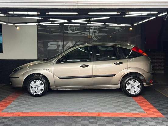 FORD-FOCUS-1.6 8V GASOLINA 4P MANUAL FORD-FOCUS-2004
