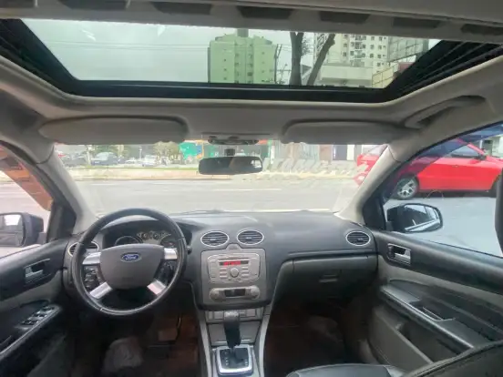 FORD-FOCUS-2010