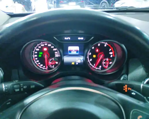 MERCEDES-BENZ-GLA 200-2019