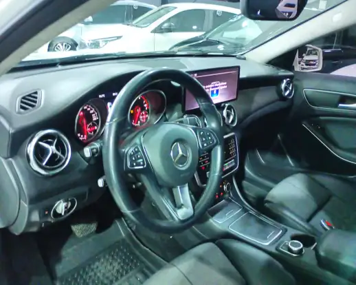 MERCEDES-BENZ-GLA 200-2019