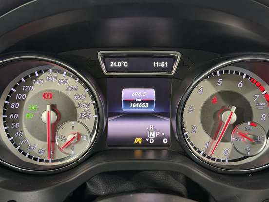 MERCEDES-BENZ-GLA 200-2016