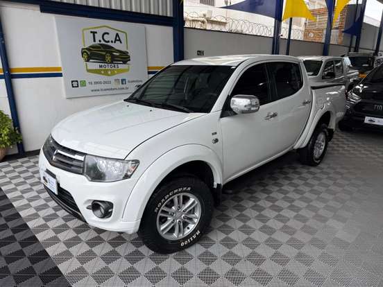 MITSUBISHI-L200 TRITON-3.5 HPE 4X4 CD V6 24V FLEX 4P AUTOMÁTICO MITSUBISHI-L200 TRITON-2014