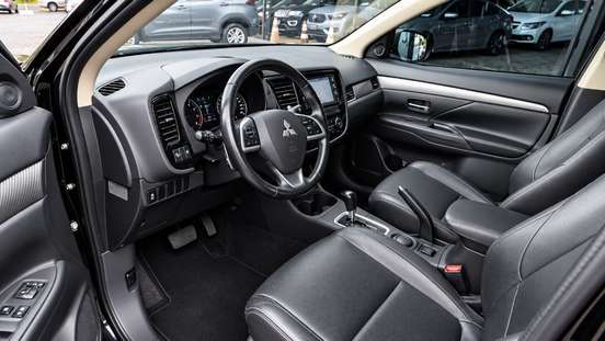 MITSUBISHI-OUTLANDER-2013