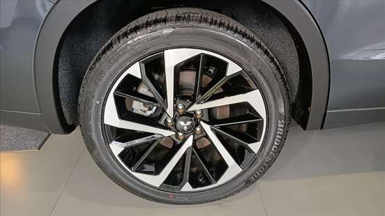 MITSUBISHI-OUTLANDER-2025