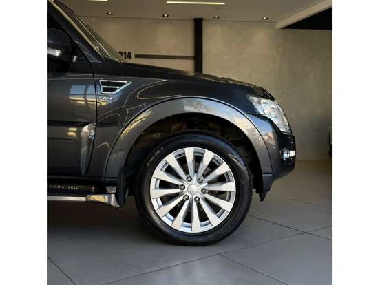 MITSUBISHI-PAJERO-2017