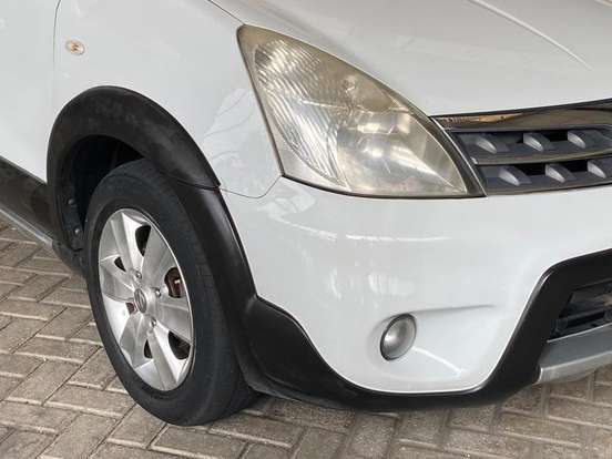 NISSAN-LIVINA-2013