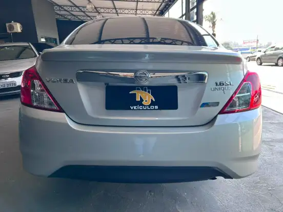 NISSAN-VERSA-2018