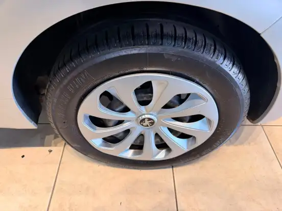 PEUGEOT-208-2013