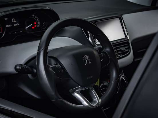 PEUGEOT-208-2013