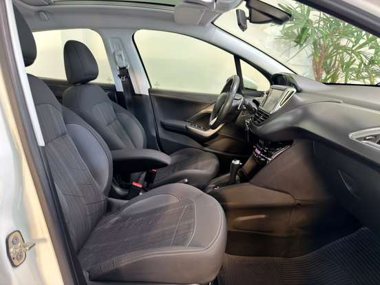 PEUGEOT-208-2016