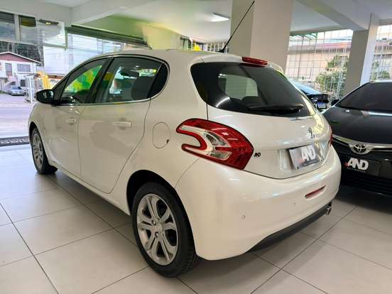 PEUGEOT-208-2016