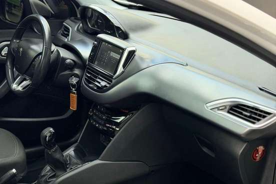 PEUGEOT-208-2015