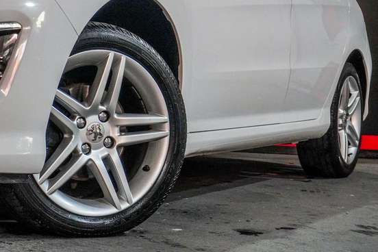 PEUGEOT-308-2015