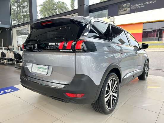PEUGEOT-5008-2018