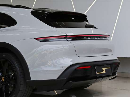 PORSCHE-TAYCAN-2023