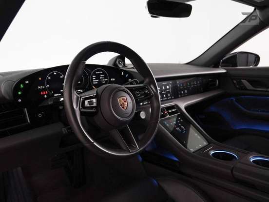 PORSCHE-TAYCAN-2020