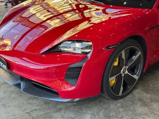 PORSCHE-TAYCAN-2020