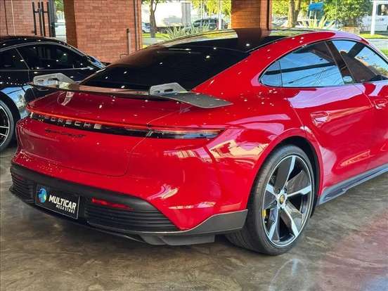 PORSCHE-TAYCAN-2020