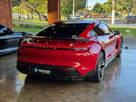PORSCHE-TAYCAN-2020
