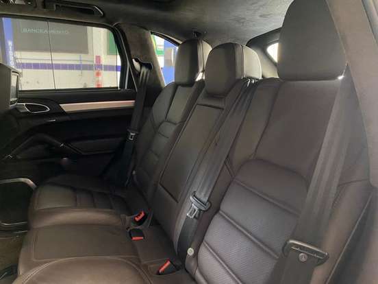 PORSCHE-CAYENNE-2010