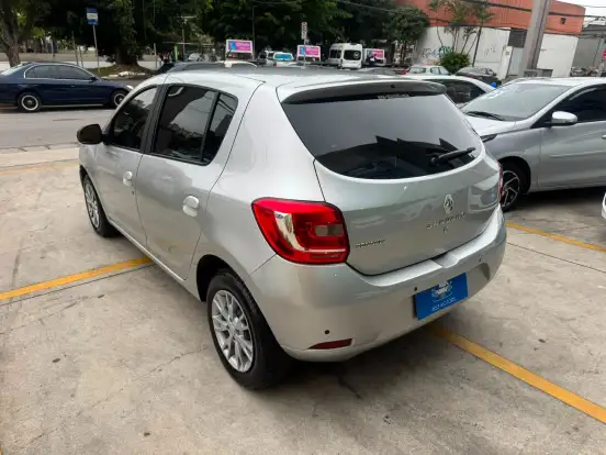 RENAULT-SANDERO-2018