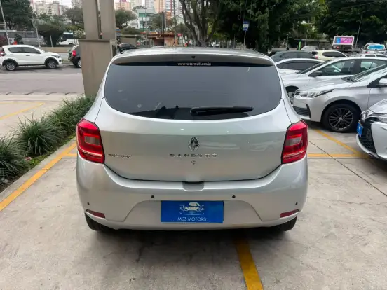 RENAULT-SANDERO-2018