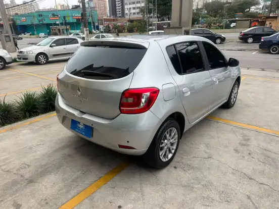 RENAULT-SANDERO-2018