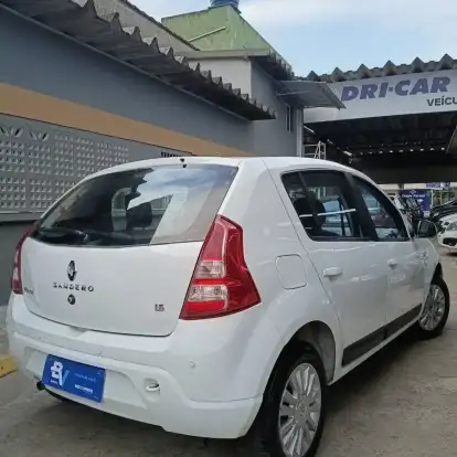 RENAULT-SANDERO-2012