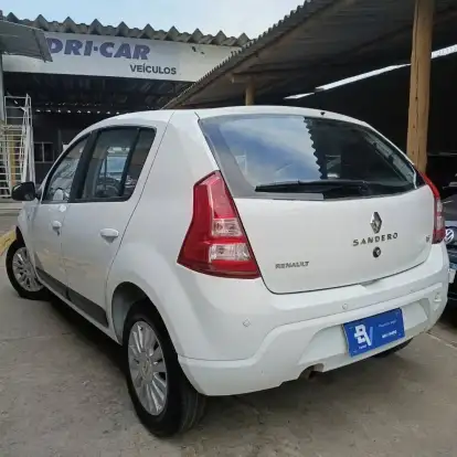 RENAULT-SANDERO-2012