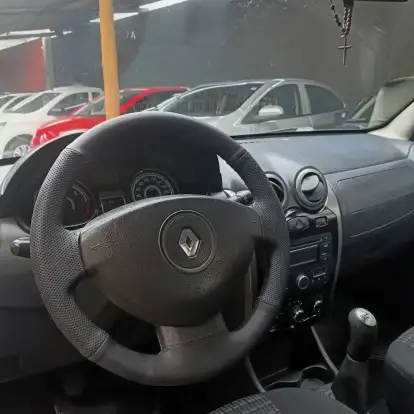 RENAULT-SANDERO-2012