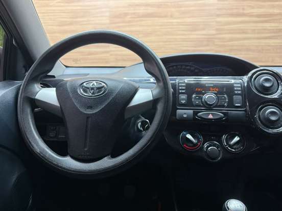 TOYOTA-ETIOS-1.5 XS SEDAN 16V FLEX 4P MANUAL TOYOTA-ETIOS-2014