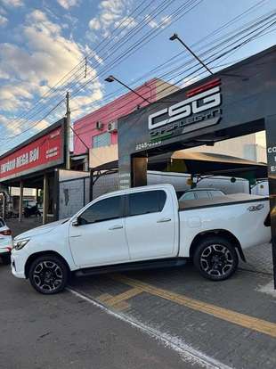 TOYOTA-HILUX-2.7 SR 4X2 CD 16V FLEX 4P AUTOMÁTICO TOYOTA-HILUX-2017