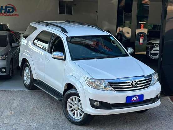 TOYOTA-HILUX-2.7 SR 4X2 CD 16V FLEX 4P AUTOMÁTICO TOYOTA-HILUX-2014