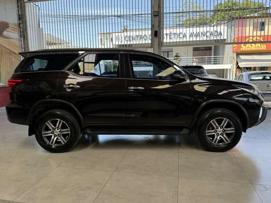 TOYOTA-HILUX-2.7 SRV 4X2 CD 16V FLEX 4P AUTOMÁTICO TOYOTA-HILUX-2017