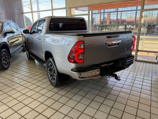TOYOTA-HILUX-2.8 D-4D TURBO DIESEL CD SR 4X4 AUTOMÁTICO TOYOTA-HILUX-2023