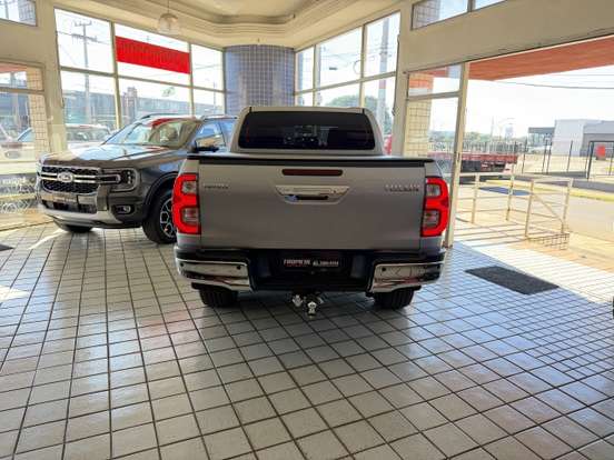 TOYOTA-HILUX-2023
